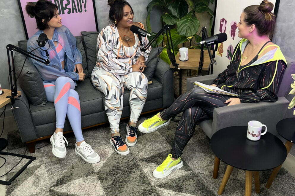 Foto de três mulheres na sala de podcasts no Blocktime Coworking.